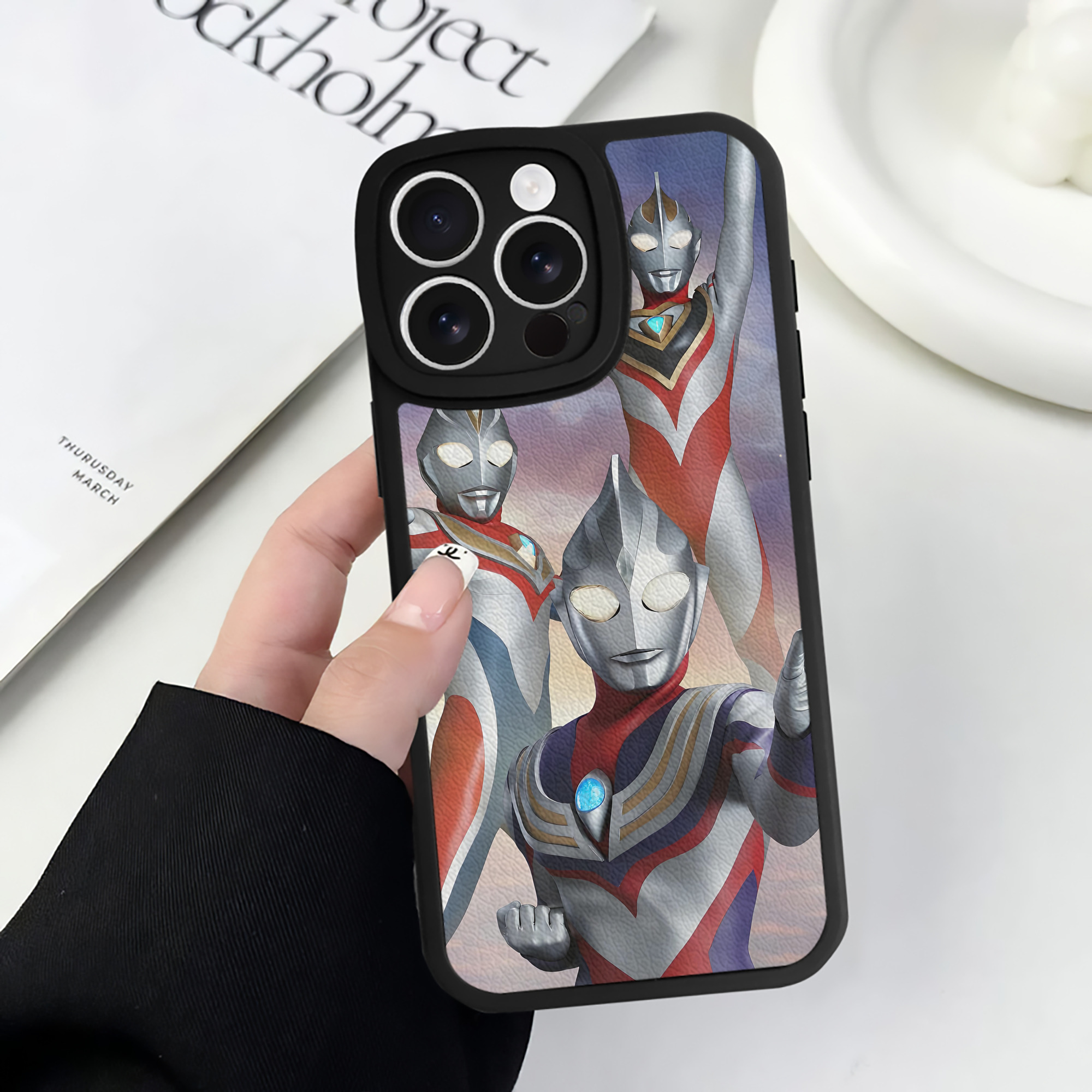 （画像用） ウルトラマン Ultraman 【iPhone 16シリーズ対応】シリコンスマホケース（レザー調） 材質：シリコン